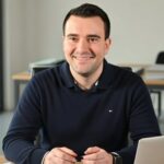 Manuel Luttenberger bei einer Kundenbesprechnung im Büro